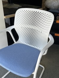 Keyn chair  |  cantilever base